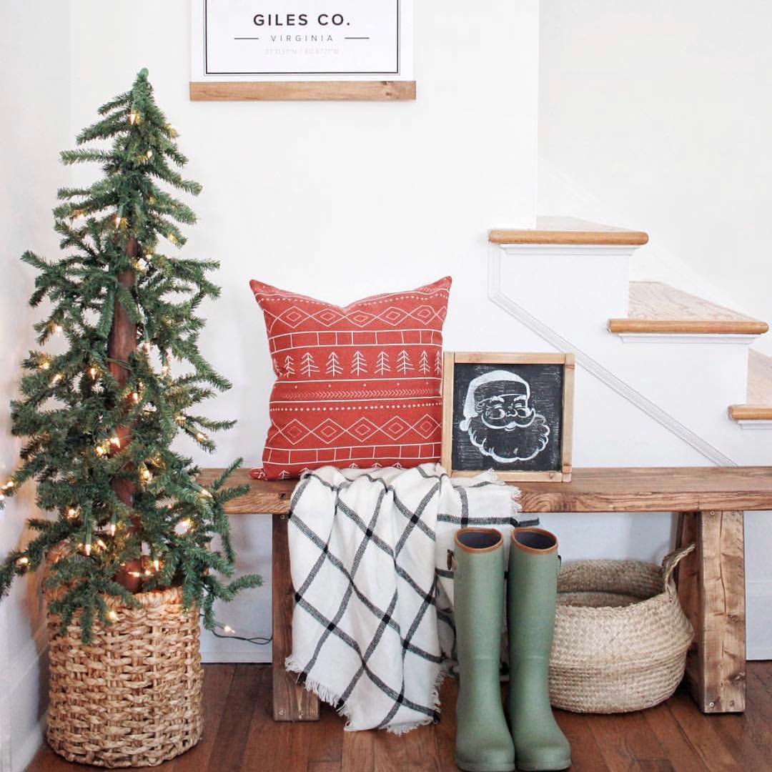 20-fresh-christmas-entryway-decorating-ideas-2020