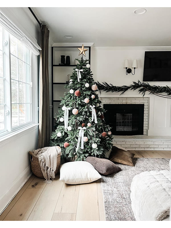 bow to decorate christmas tree