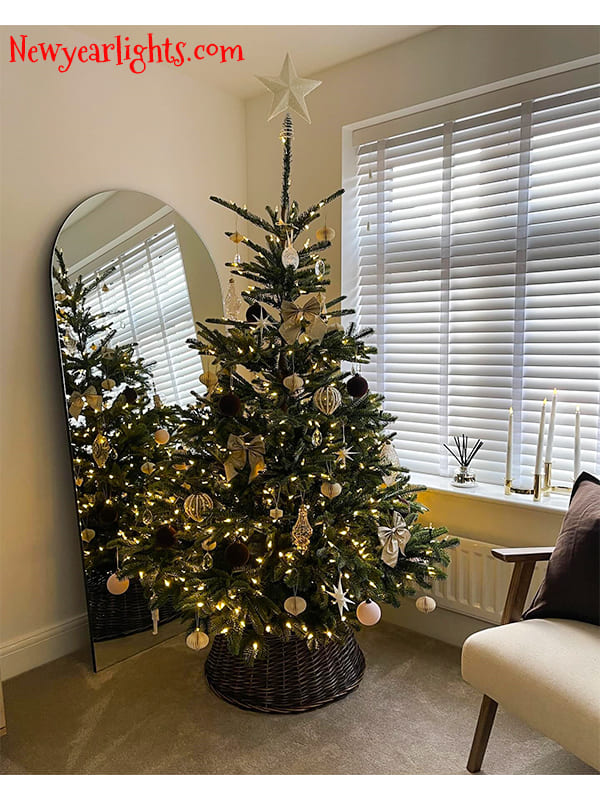 decorate gold christmas tree