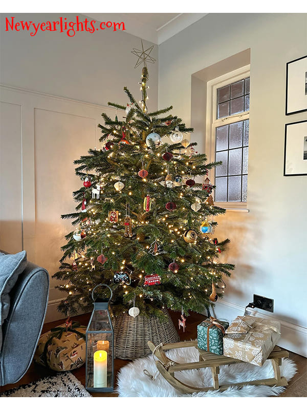 traditional christmas tree decorations