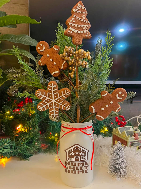 gingerbread house decorated christmas mason jars