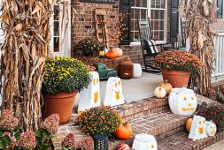 25-festive-outdoor-halloween-porch-decorations-2022