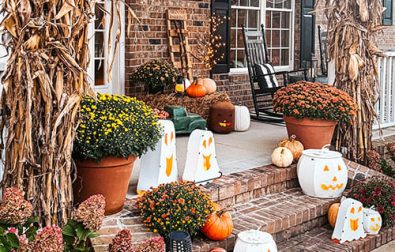 25-festive-outdoor-halloween-porch-decorations-2022