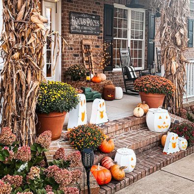 25-festive-outdoor-halloween-porch-decorations-2022