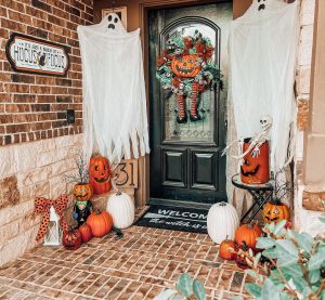 25-festive-outdoor-halloween-porch-decorations-2022