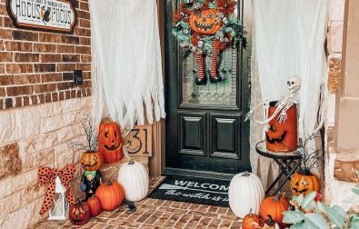 25-festive-outdoor-halloween-porch-decorations-2022